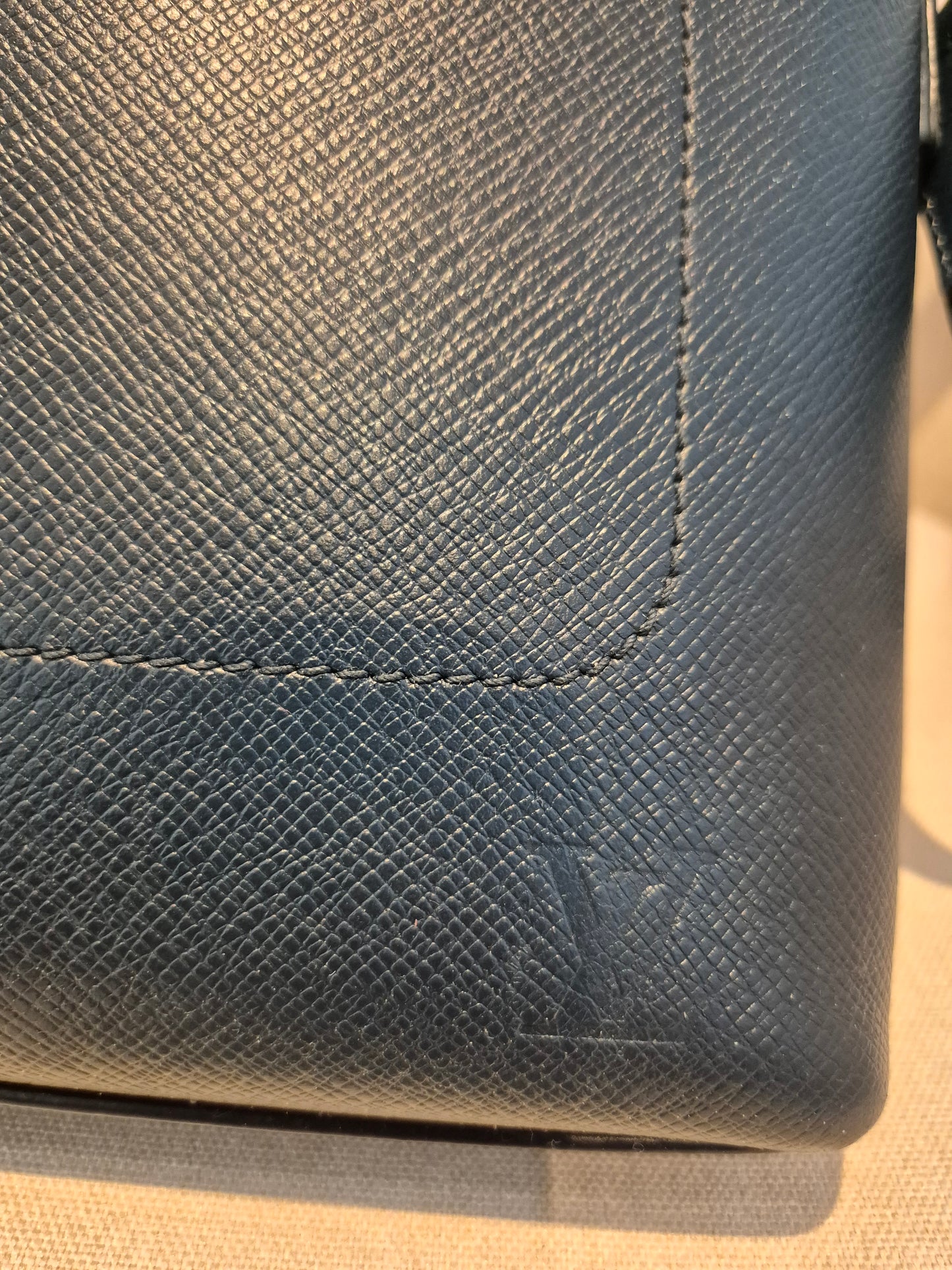 Louis Vuitton Taiga Leather Grigori Crossbody/Sling Unisex Bag