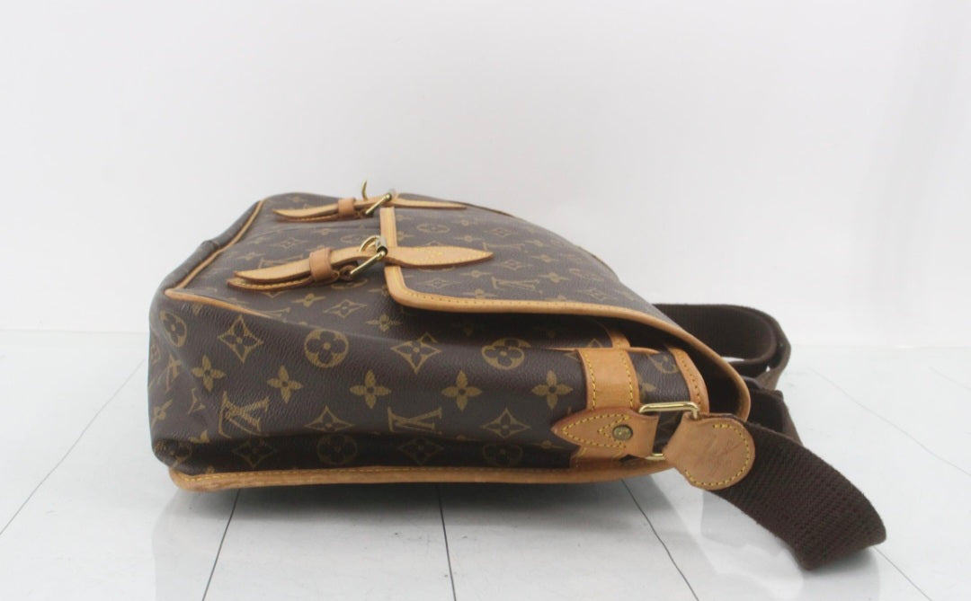 Louis Vuitton Sac Gibecière messenger bag